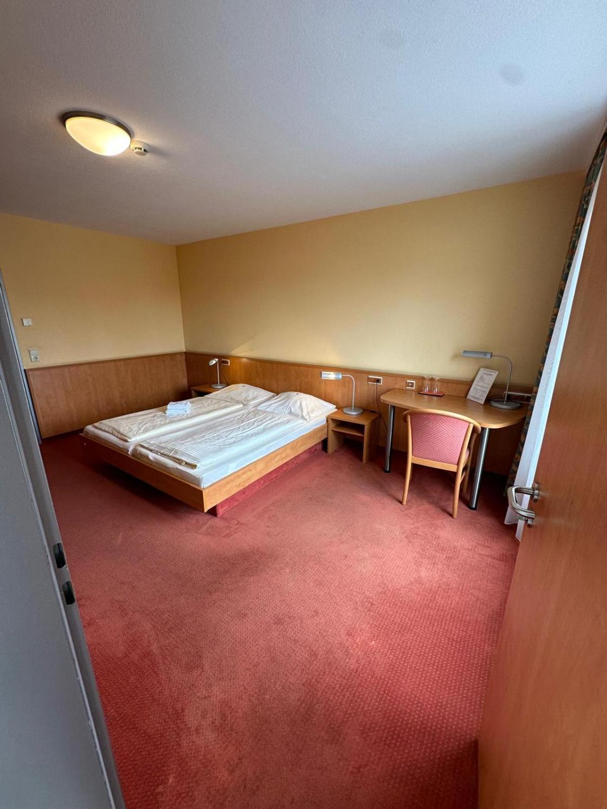 Gasthaus - Hotel Neue Post Meitingen Ngoại thất bức ảnh